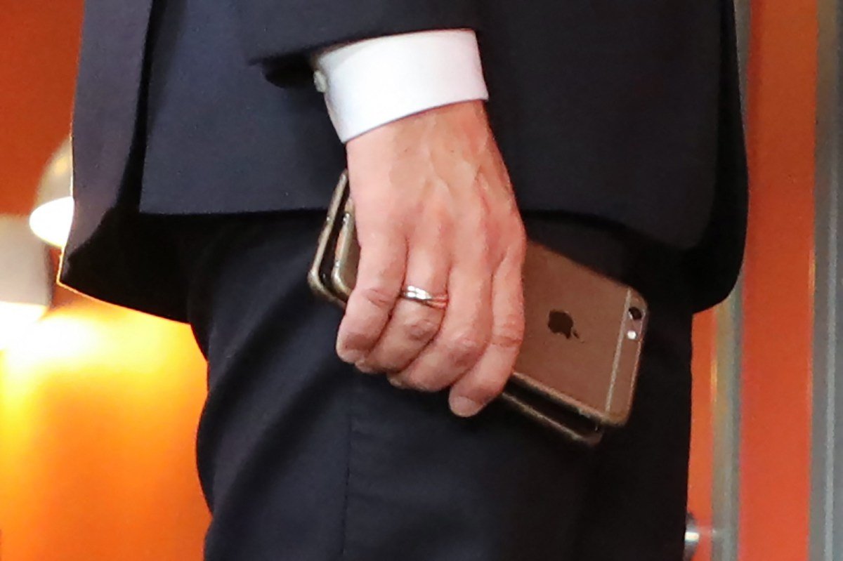 macron iphone hacked 1234106102