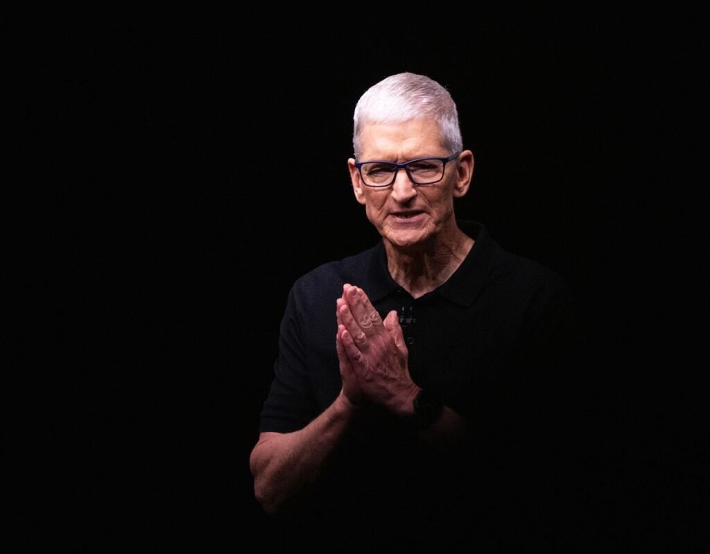 Tim Cook Steps Down Business 2233926863